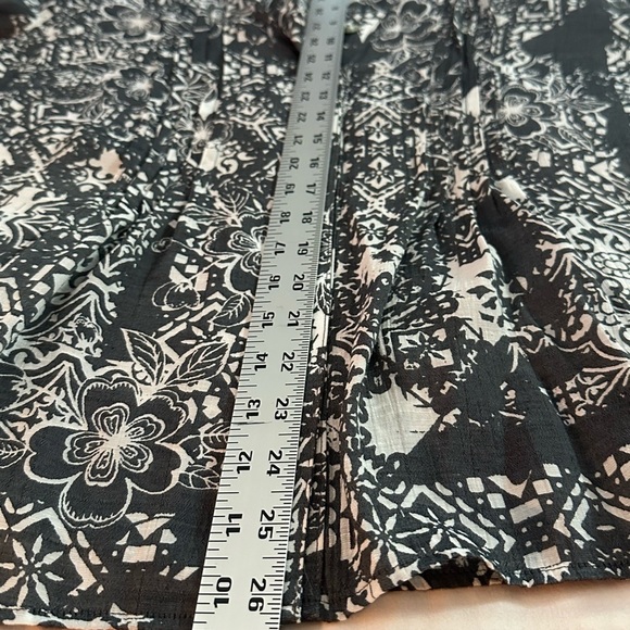 Ruby Rd. Monochrome Floral Tunic - Picture 10 of 12